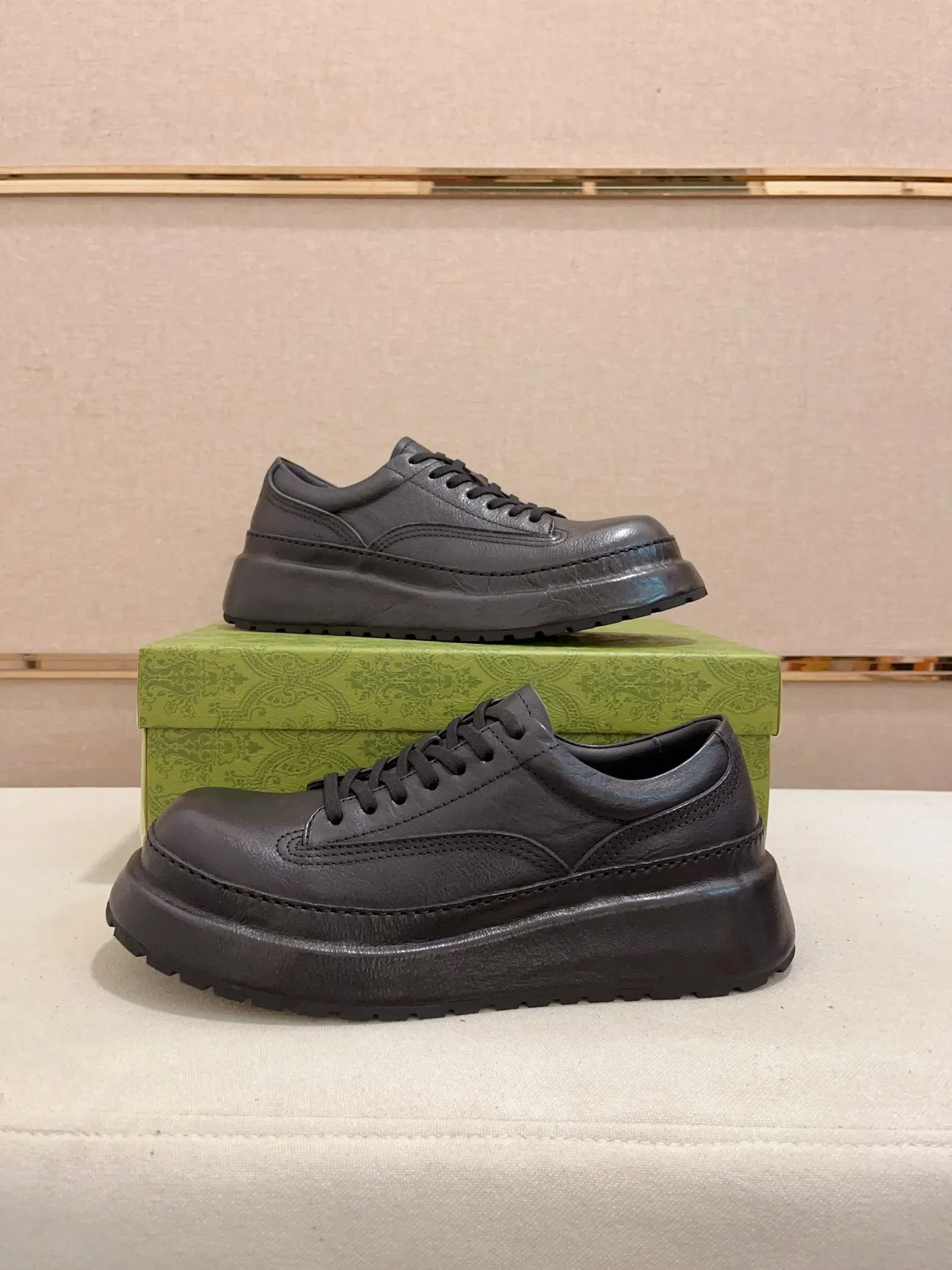 Men's shoes 💰: 680💰 Gucci (Gucci) new men's shoes, sold simultaneously on the official website, made from original orders, uppers made of first-layer cowhide, purely handmade craftsmanship 🌈 High-end first-layer genuine leather lining, original non-slip and wear-resistant outsole, fashionable and versatile, standard size .37-44. Can be customized 45-46
